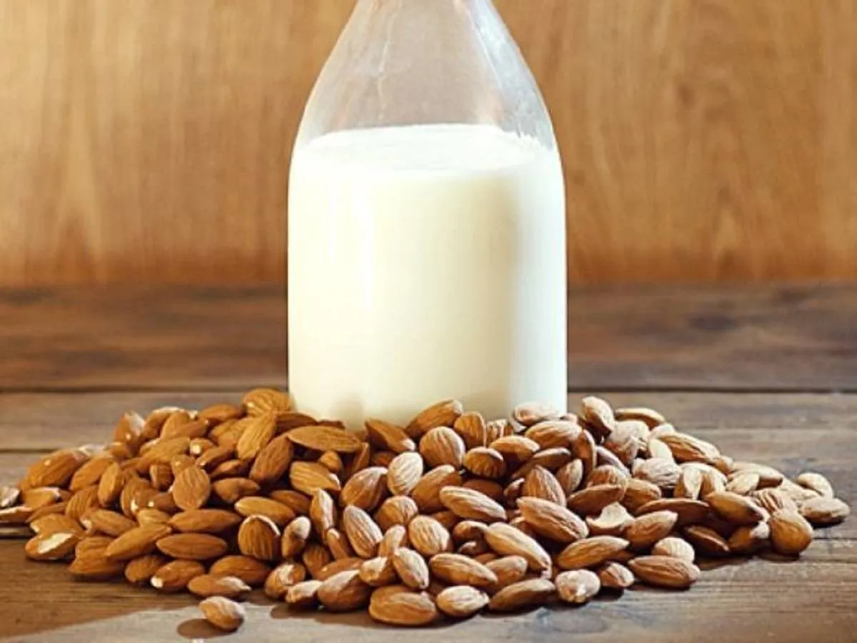 صورة لزجاجة من حليب اللوز