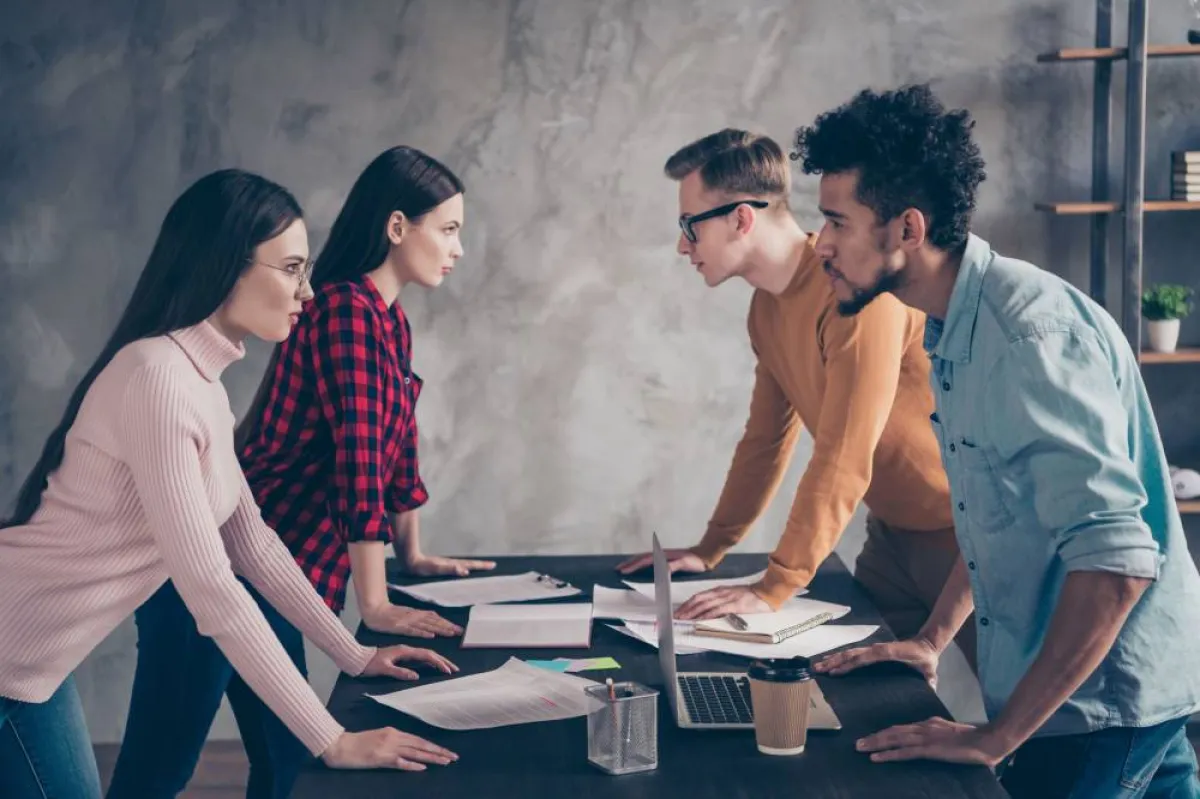 فريق العمل يعيش مرحلة الصراع أي حين تكثر المنافسة السلبية