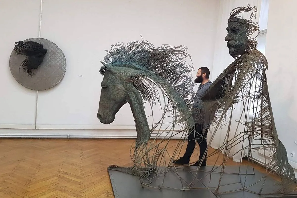 وجوه داريوس هوليا Darius Hulea المعدنية الأسطورية غاضبة ومفكرة ومتفلسفة!