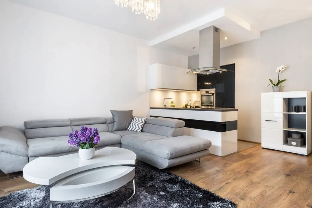 من الهامّ حسن اختيار الأثاث لغرفة المعيشة الضيّقة