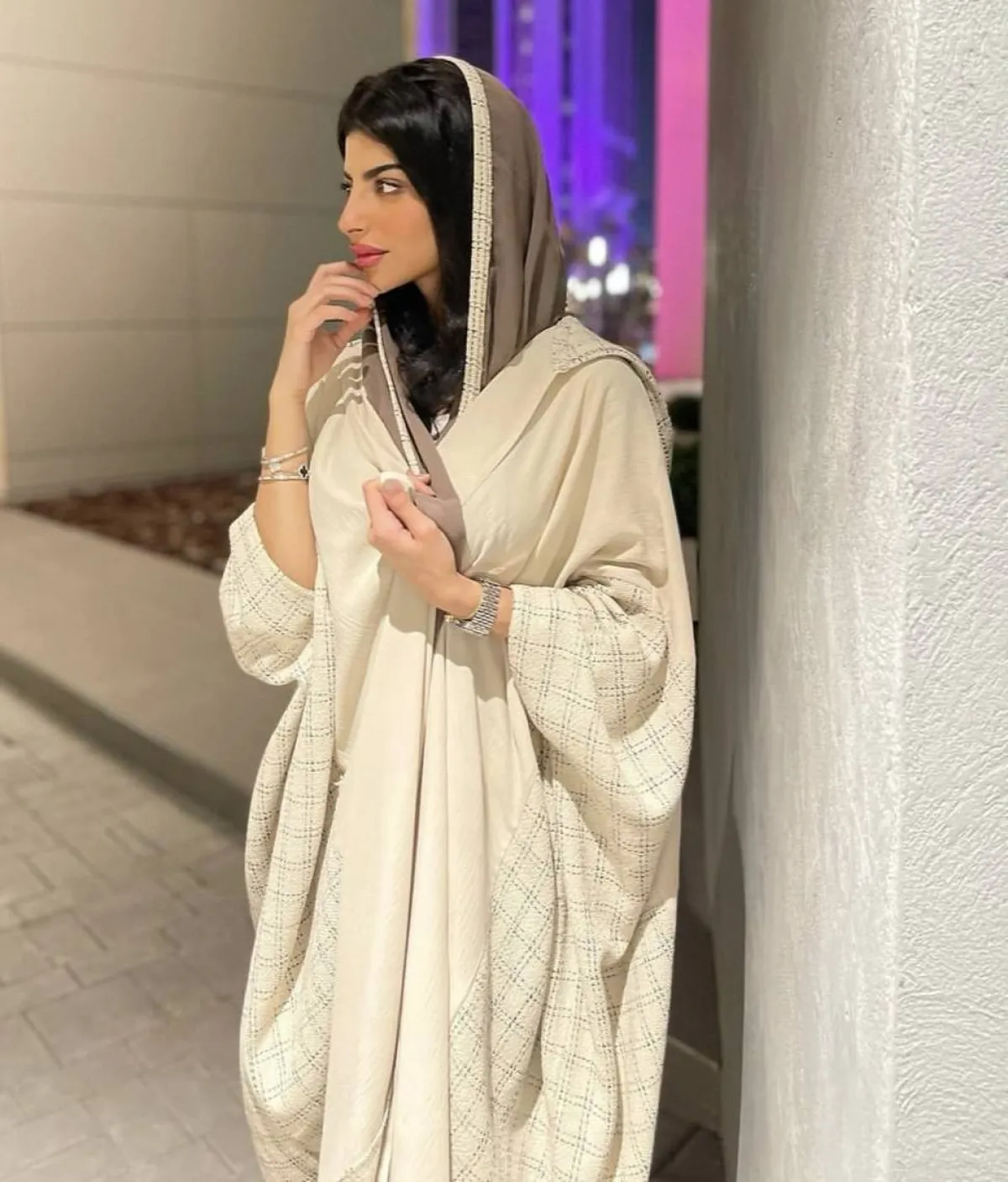 عباية بيج من شهد الزهراني