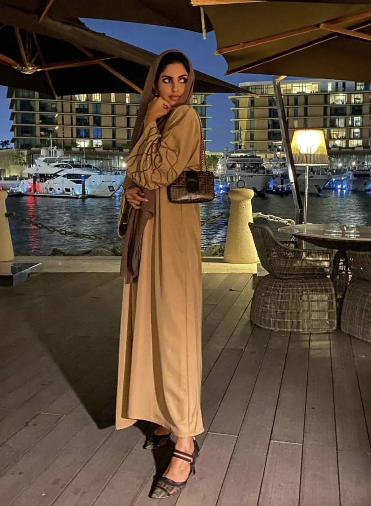 راف العتيبي بعباية ترابية مطرزة