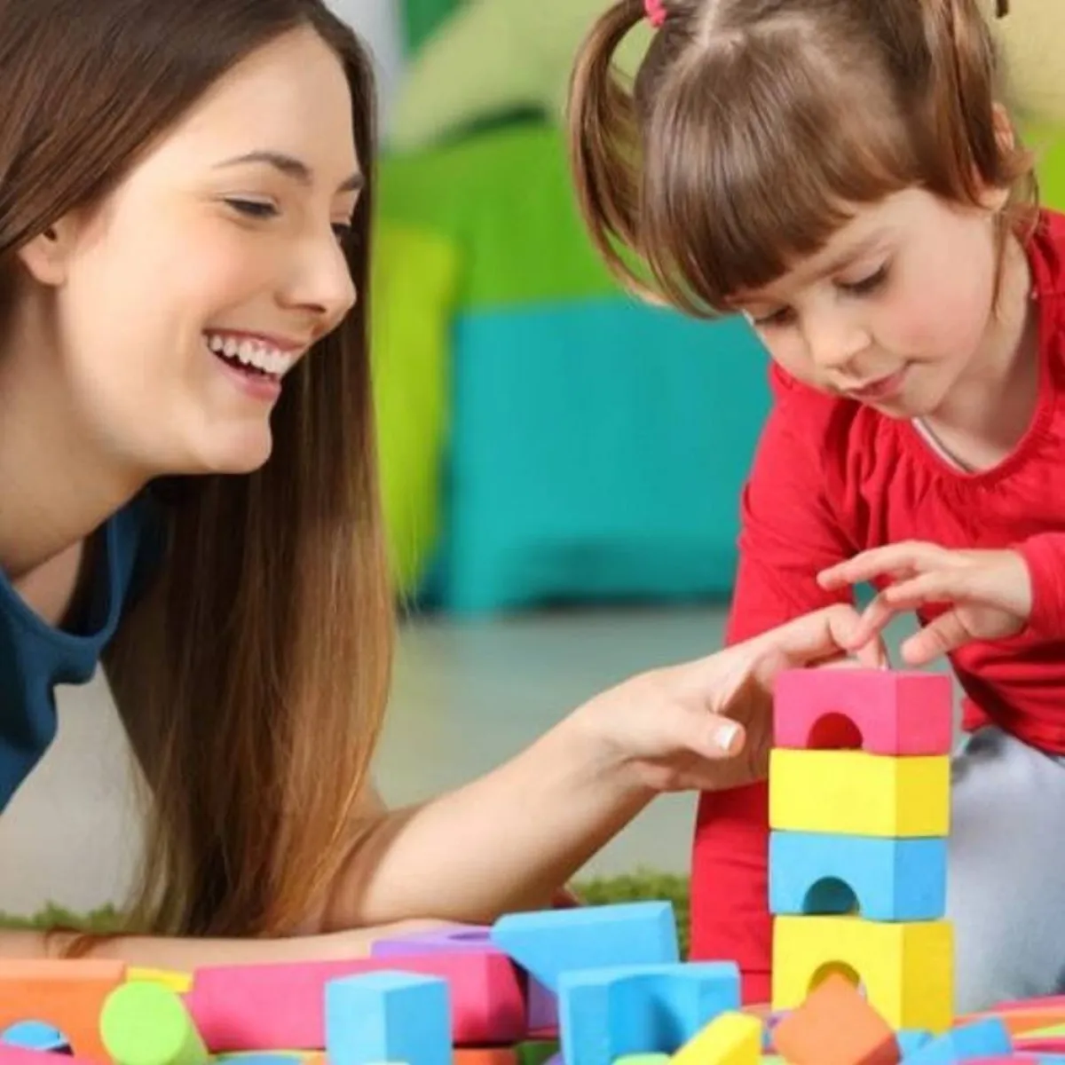 صورة لأم وطفلتها تلعبان