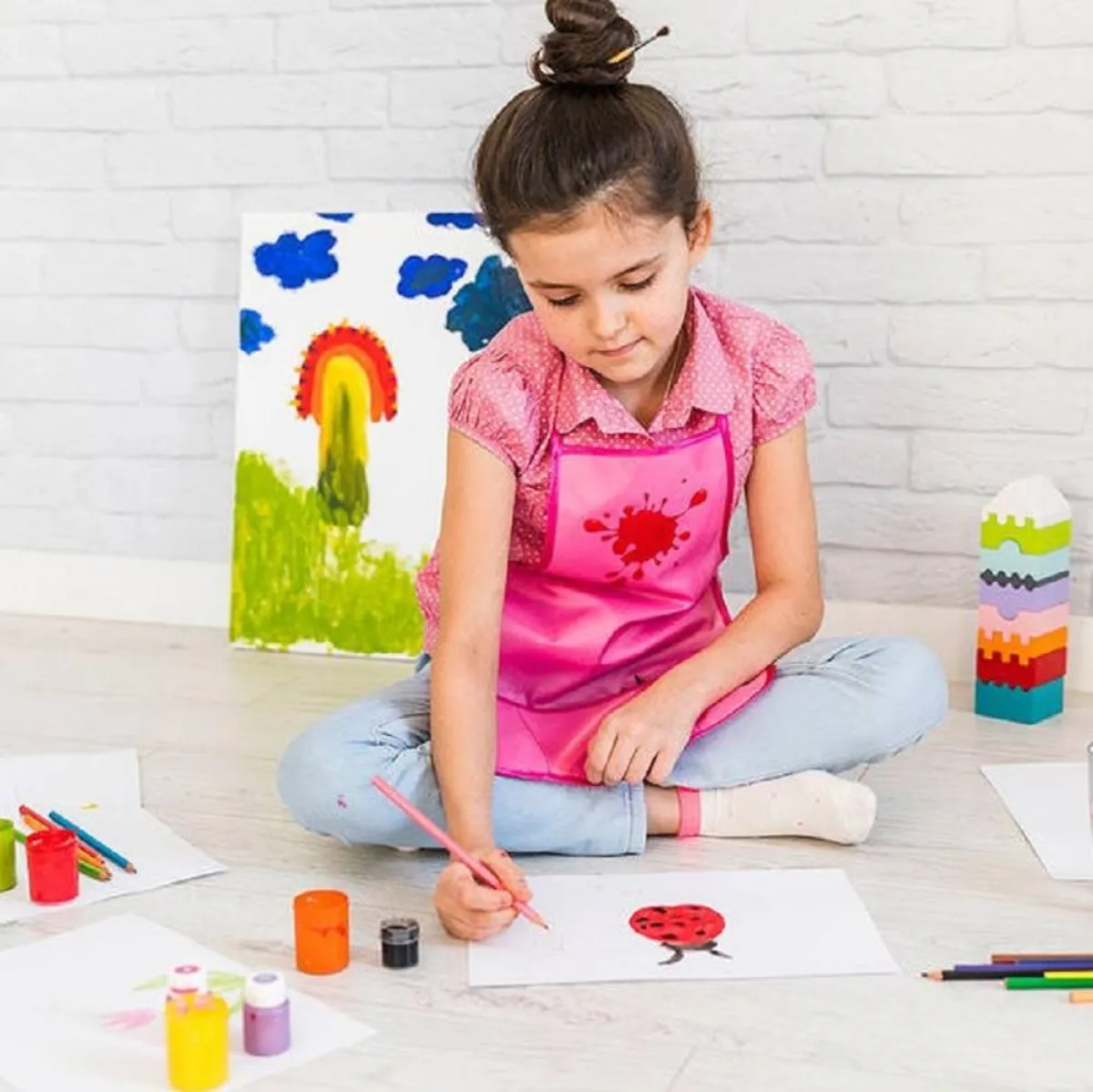 صورة لطفلة ترسم