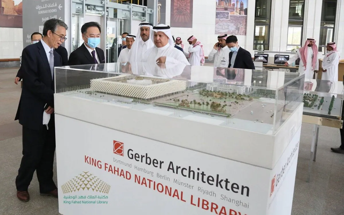 السفير الصيني يتجول داخل المكتبة