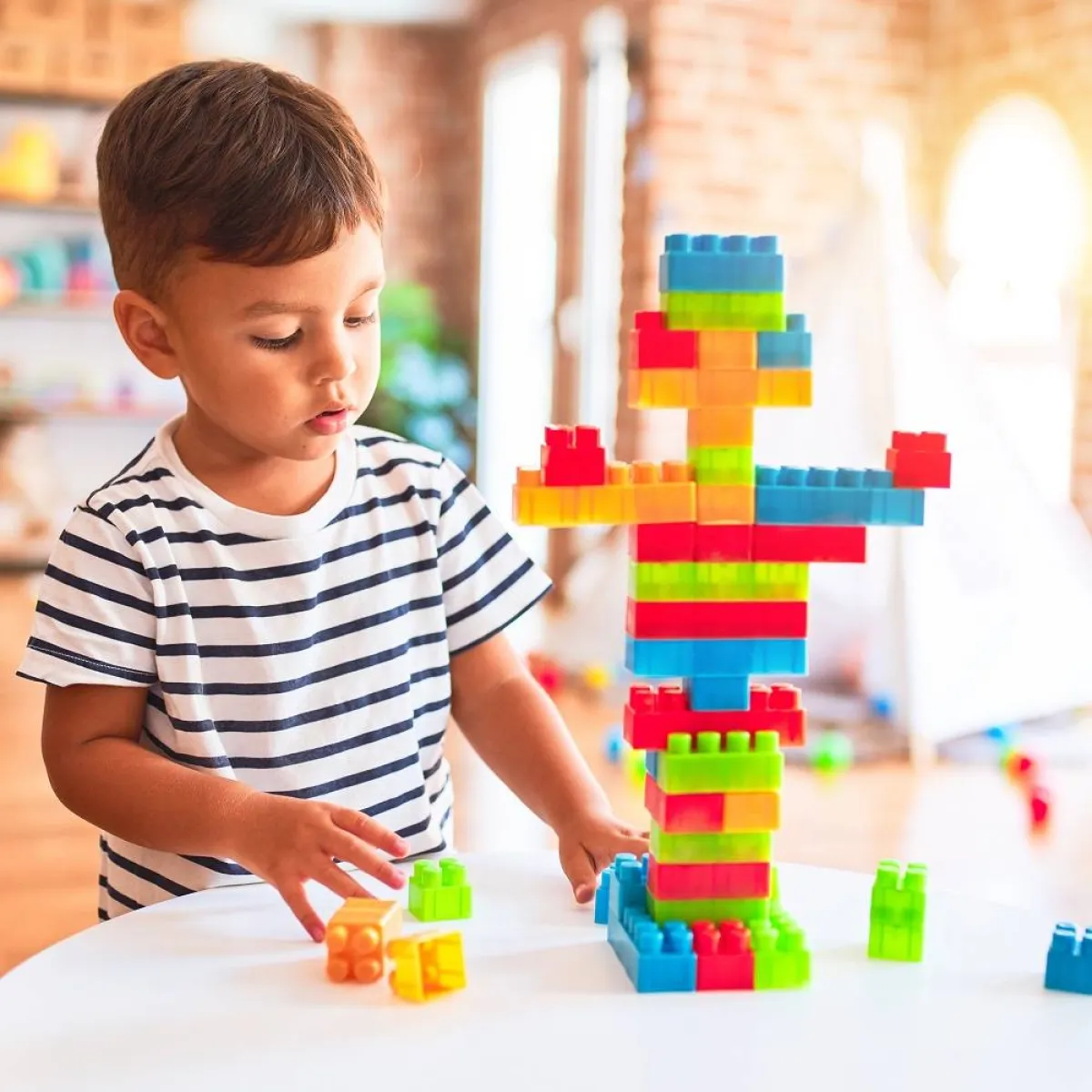 صورة لطفل يتعلم بالمكعبات