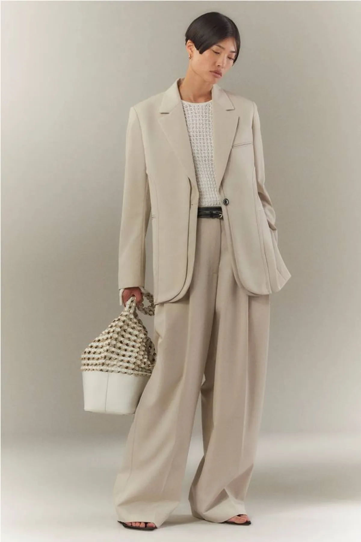 تنسيق البليزر الطويلة باللون البيج لصيف 2022 من فيليب ليم  Phillip Lim