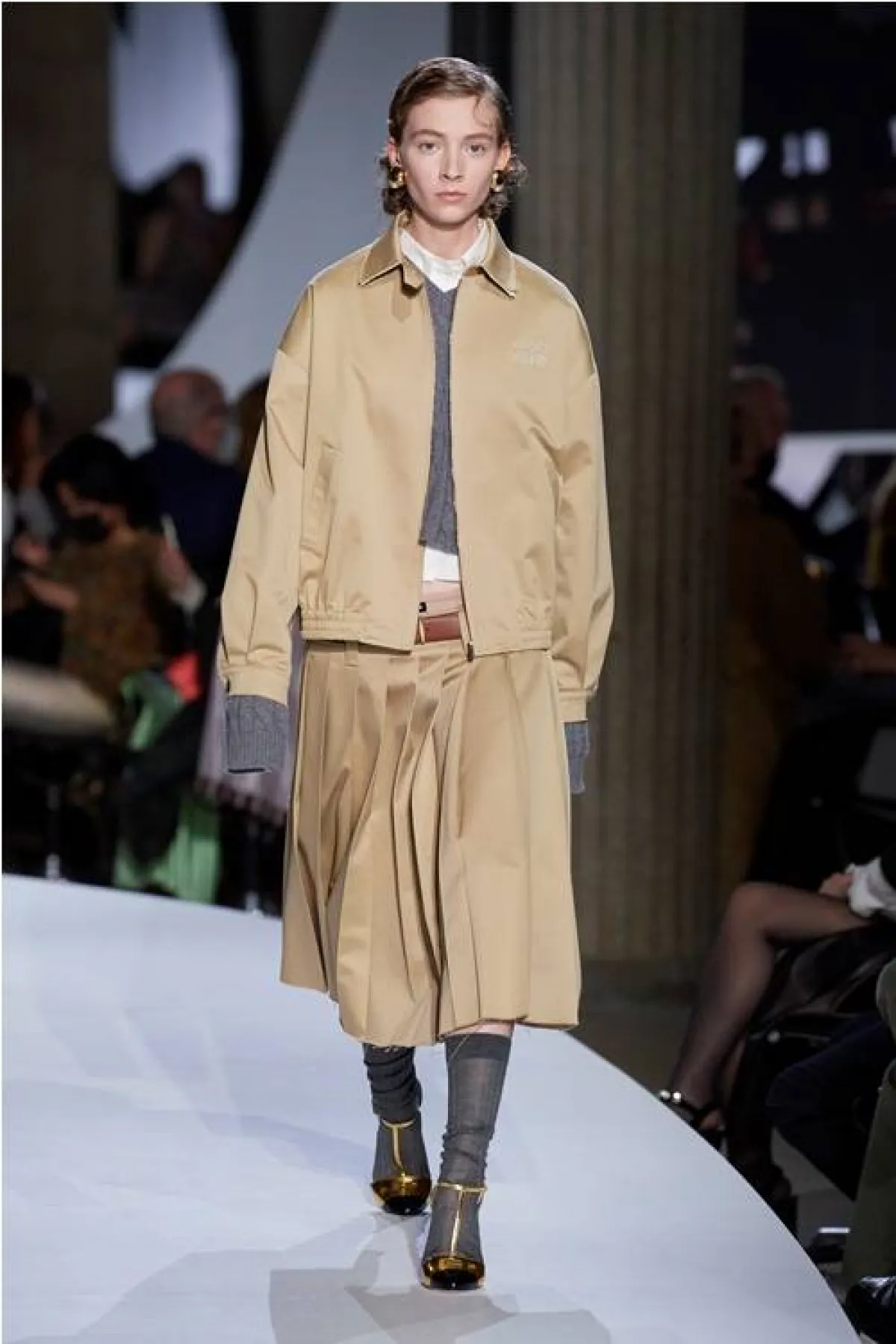 جاكيت بليزر باللون البيج من ميو ميو  Miu Miu