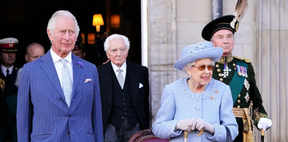 الأمير تشارلز مع والدته الملكة إليزابيث