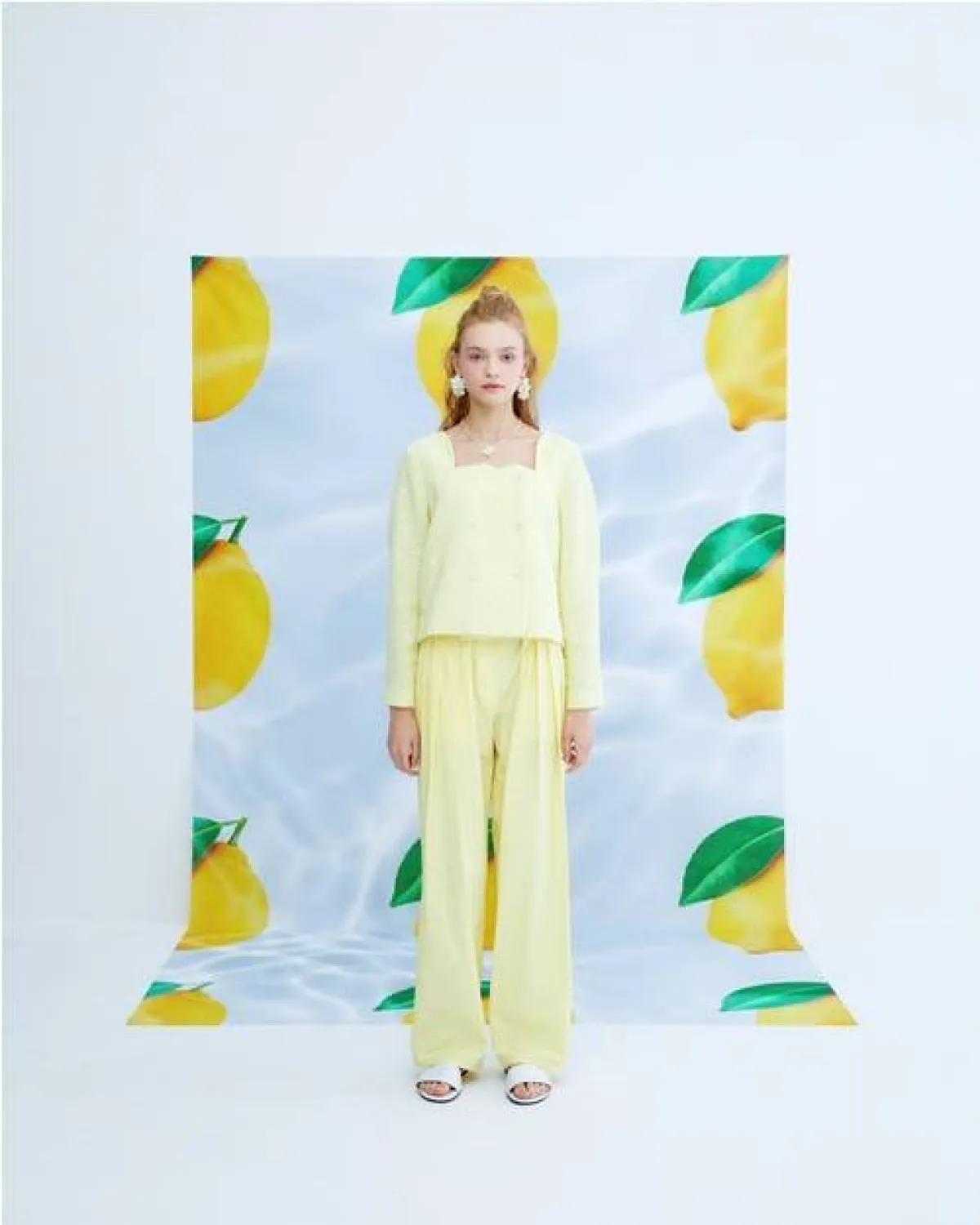 إطلالة مونوكروم باللون الأصفر من ذا ستوديو «The Studio»