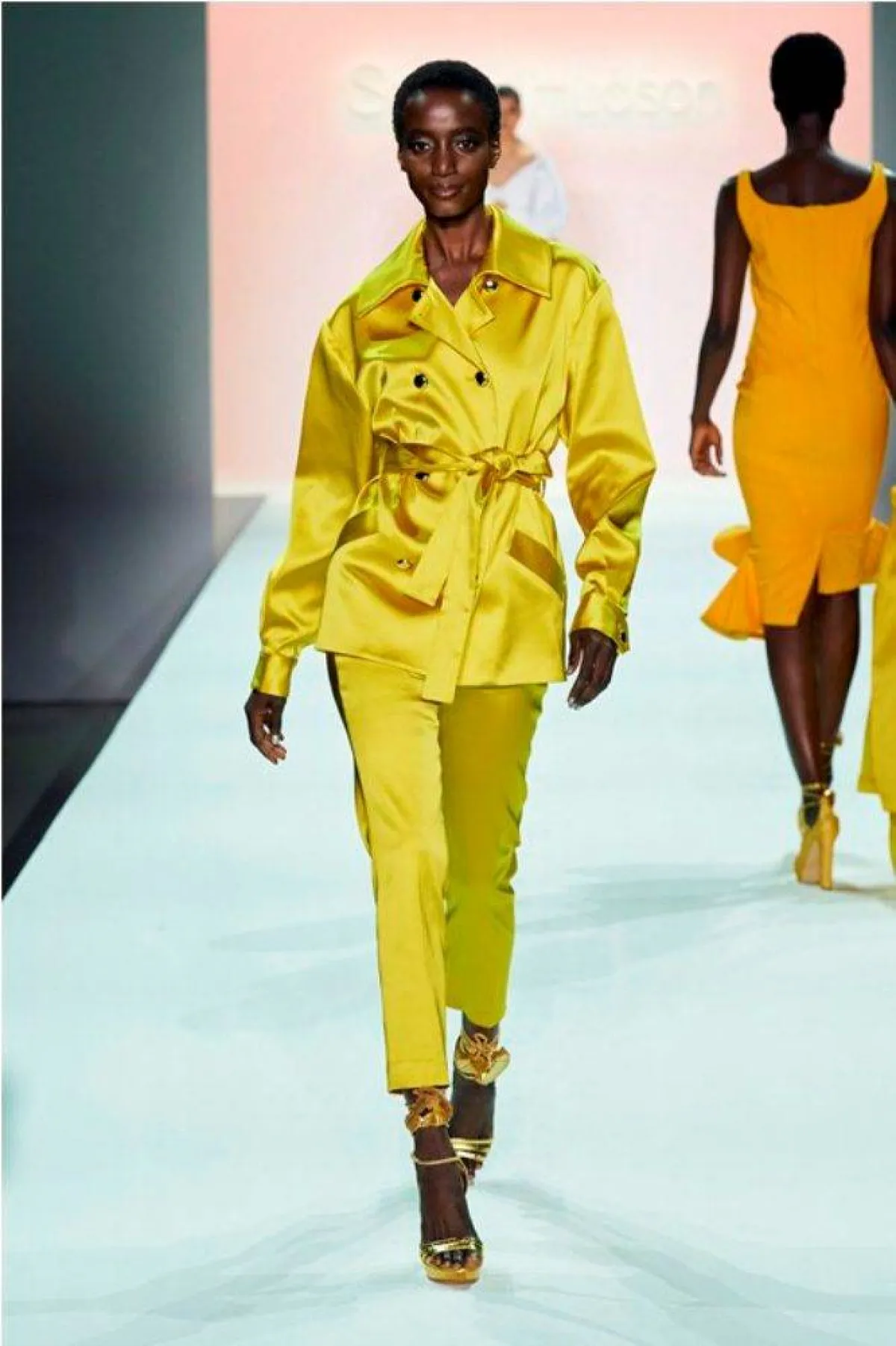 إطلالات مونوكروم باللون الأصفر لصيف 2022 من سيرجيو هدسون «Sergio Hudson»