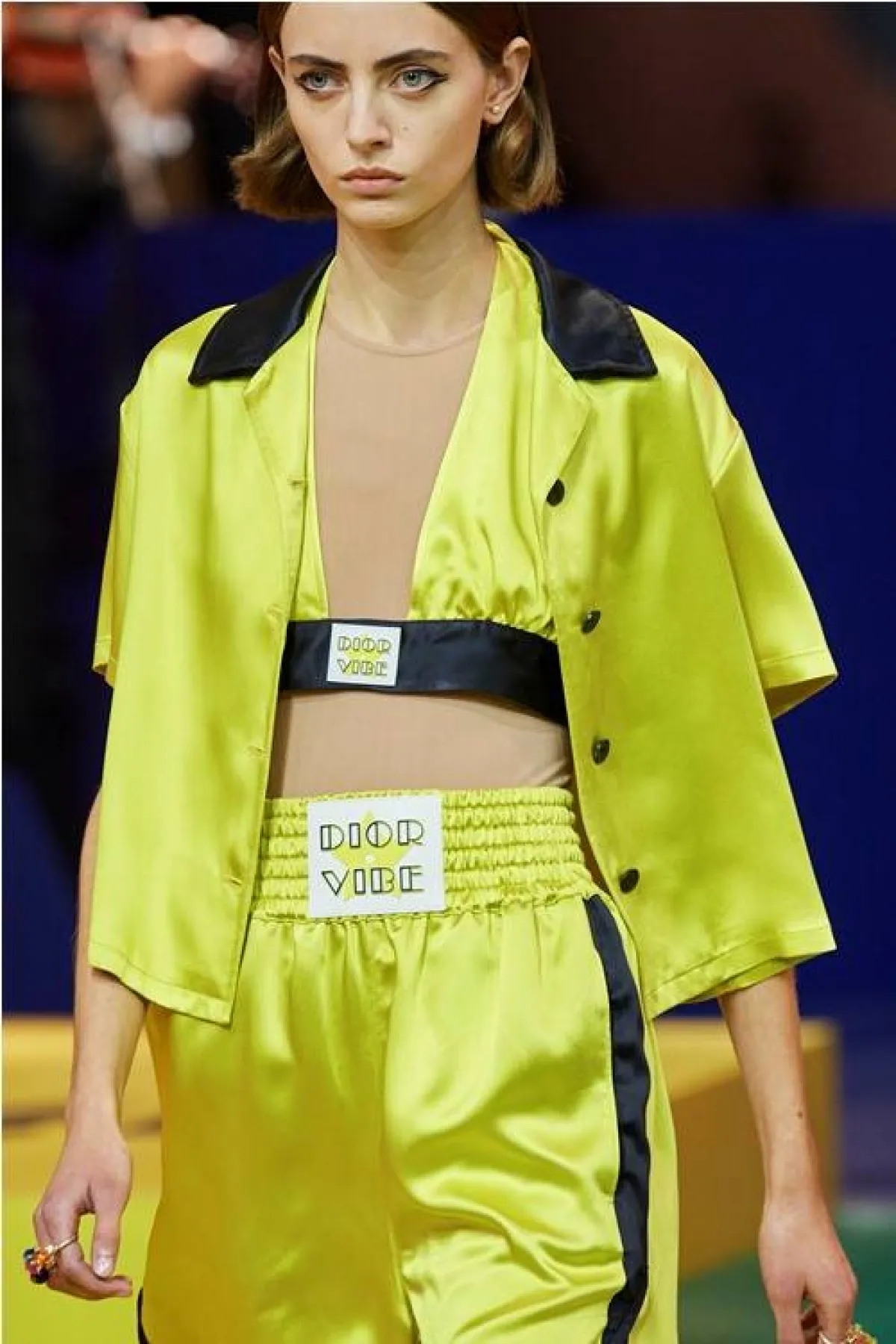 إطلالة مونوكروم باللون الأصفر من كريستيان ديور «Christian Dior»