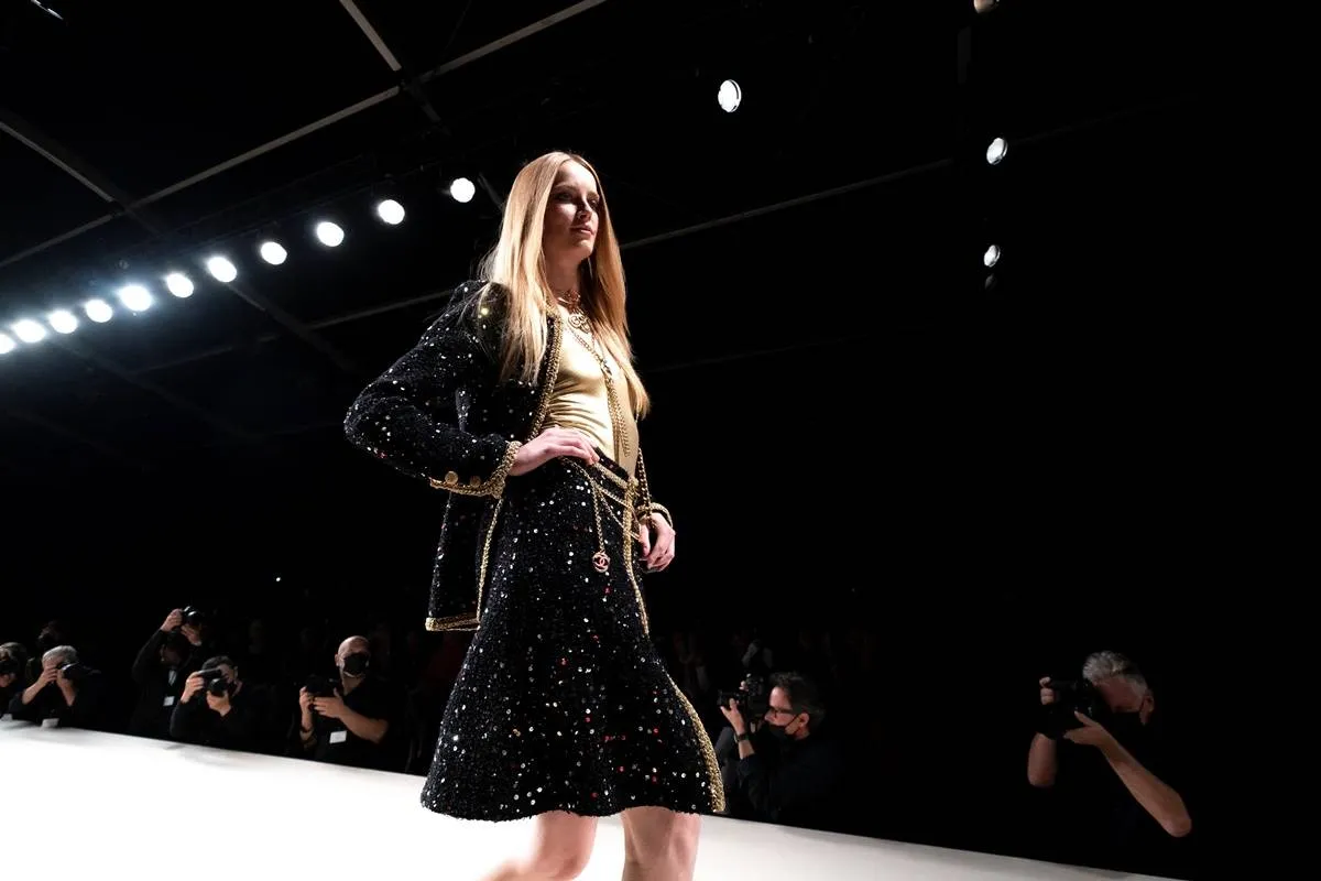 موديلات تنانير باللون الأسود