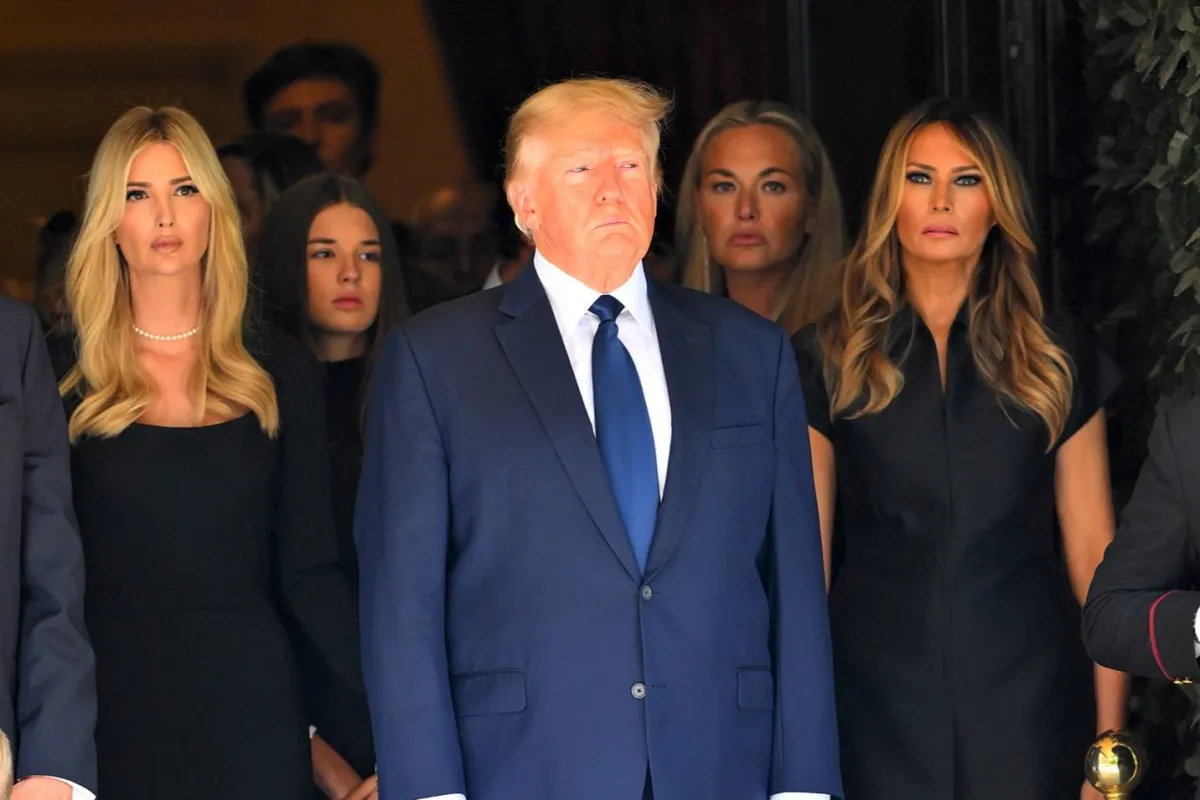 دونالد ترامب بين زوجته ميلانيا وابنته إيفانكا لحضور جنازة إيفانا ترامب- الصورة من موقع People