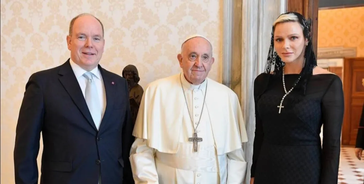 الأمير ألبرت والأميرة شارلين مع البابا فرانسيس- الصورة من حساب بيت موناكو الملكي على إنستغرام