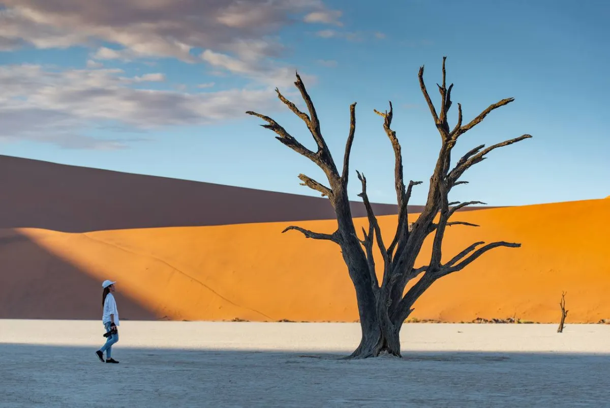 صورة لفتاة في الصحراء