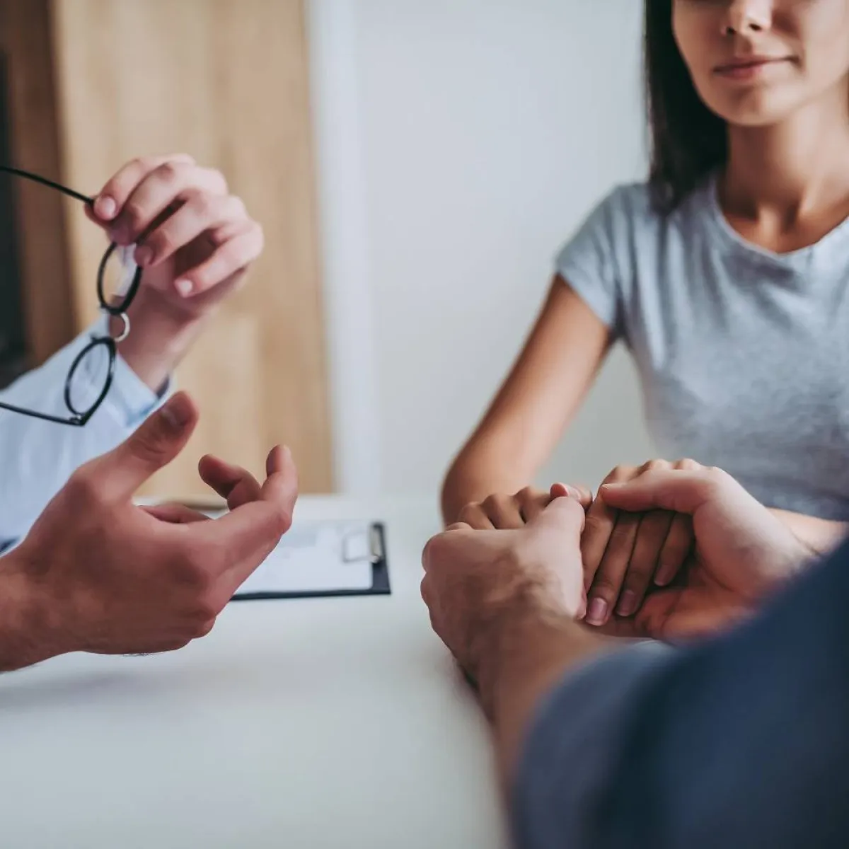 صورة لطبيب يشرح العلاج للزوجين