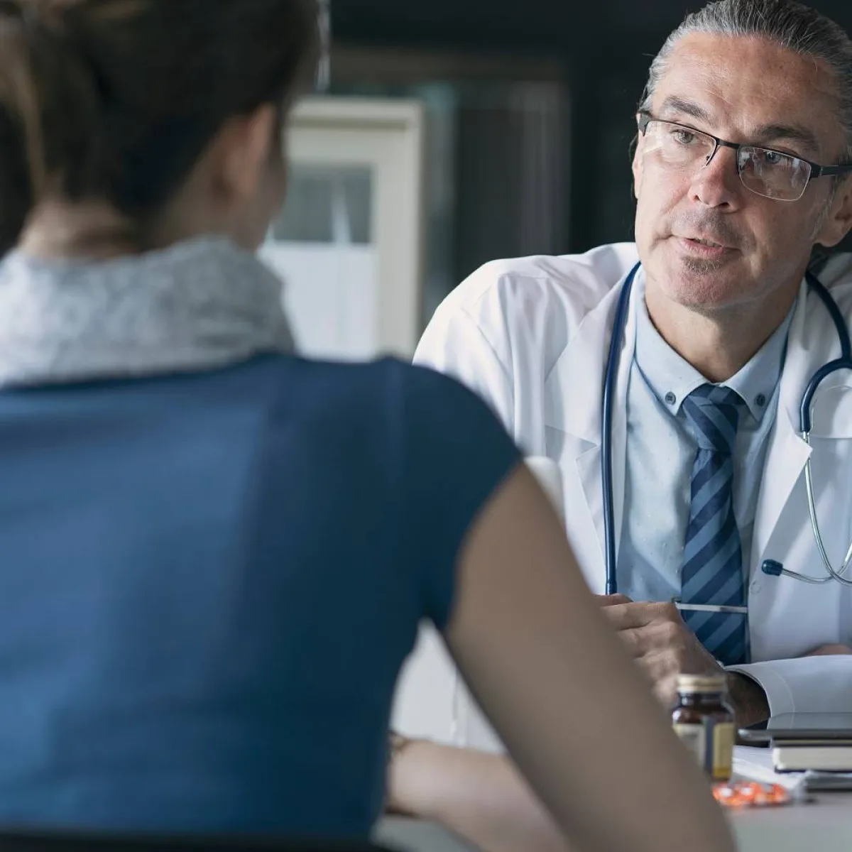 صورة لطبيب ومريضته