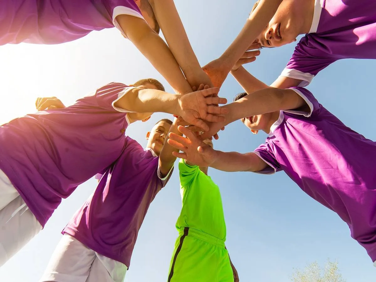 صورة لأطفال يمارسون الرياضة الجماعية