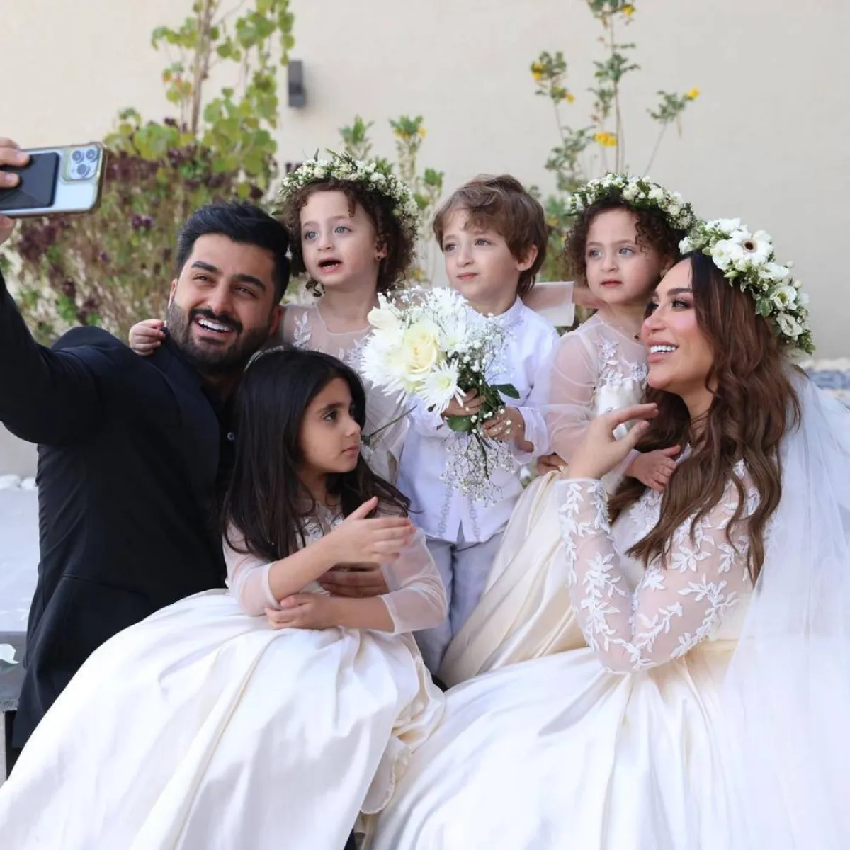 لقطة سيلفي للدكتورة خلود وزوجها وأبنائهما - من حسابها على إنستغرام