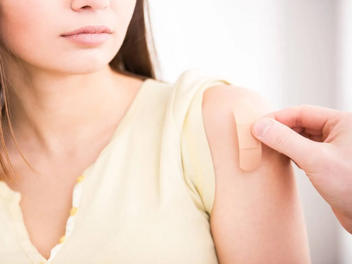 صورة لامرأة تتلقى التطعيم