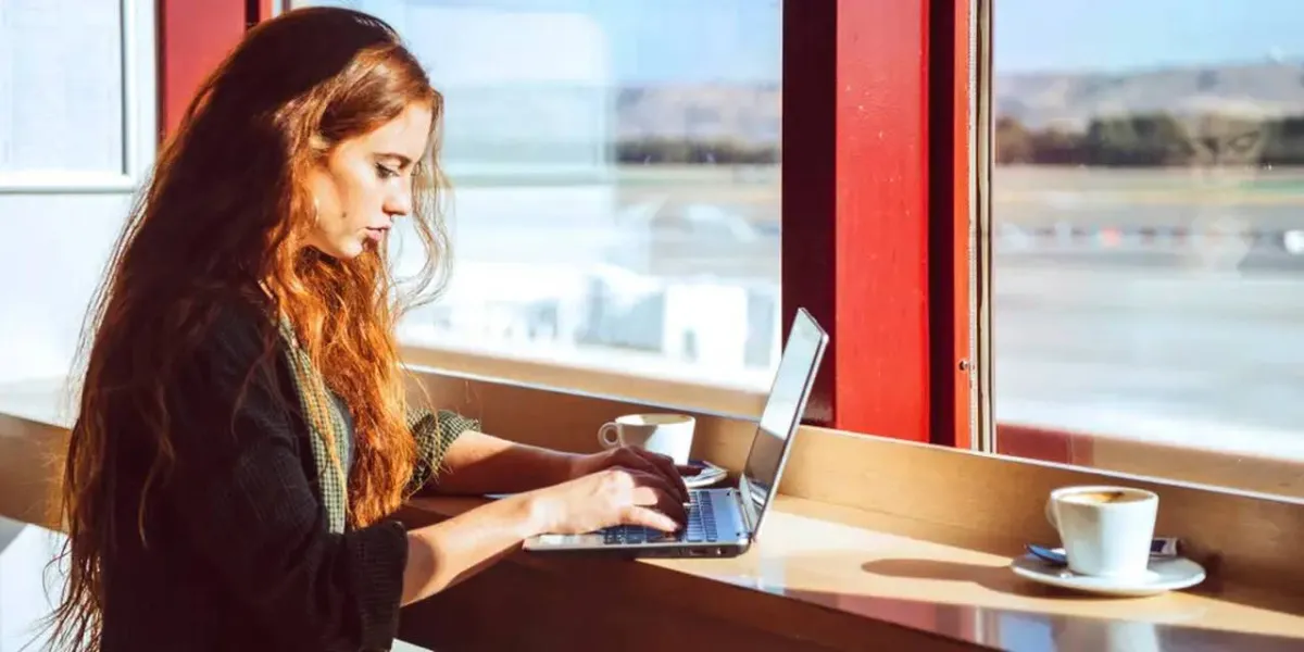  هل شبكة WiFi في المطار آمنة؟ 5 طرق للحفاظ على أمان بياناتك عند استخدام شبكات المطارات العامة