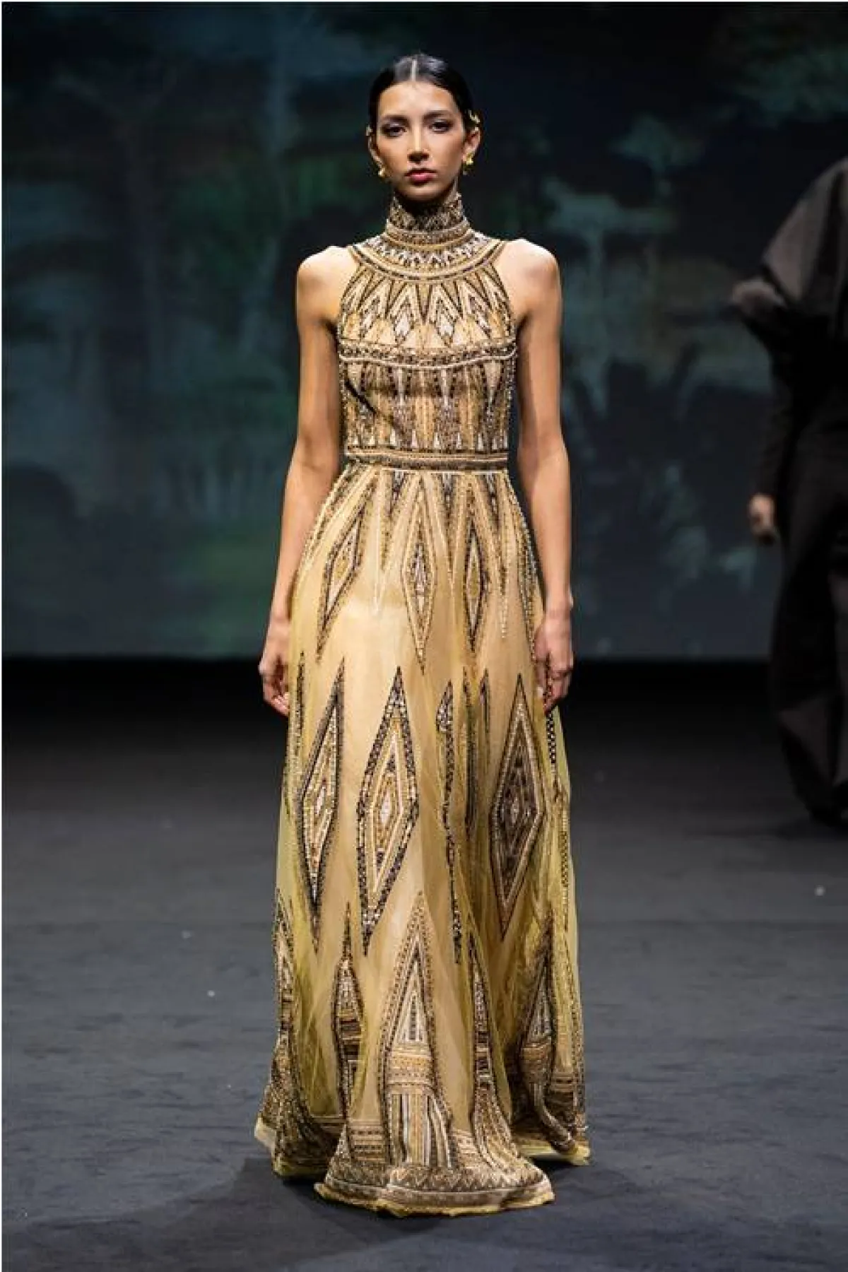 فستان سهرة من  هيان تجين مكيوفر  Hian Tjen Makeover