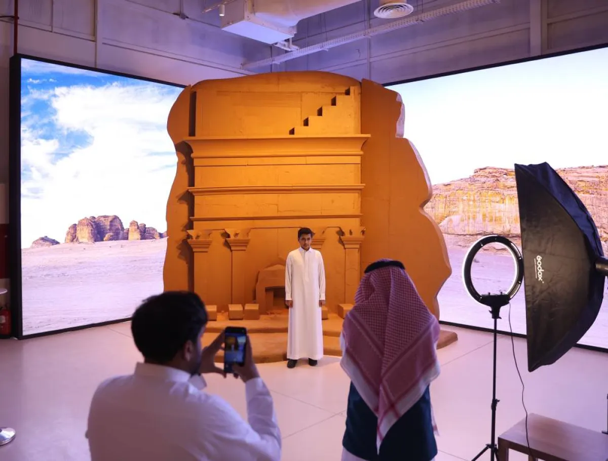 إجتماع الزوار للتصوير بجانب ركن العلا - تصوير صالح الغنام