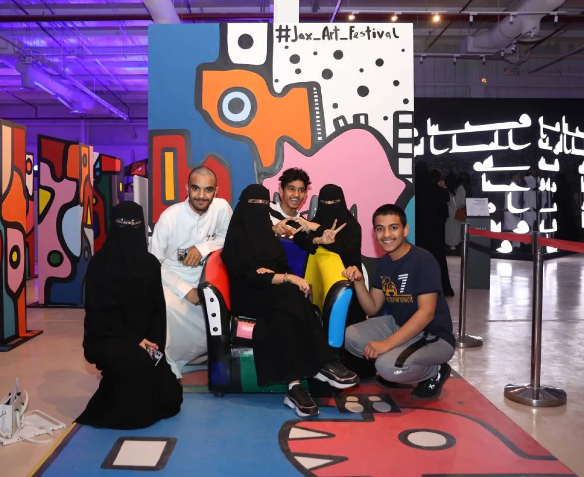 العائلات تجتمع حول عمل ألوان الحياة - تصوير صالح الغنام