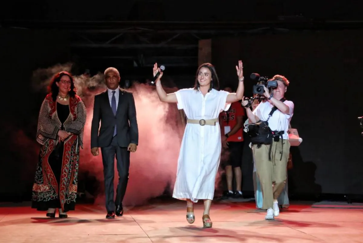 أنس جابر تحيي الجمهور حال دخولها إلى خشبة مسرح قرطاج - الصورة من موقع المهرجان على الفيسبوك