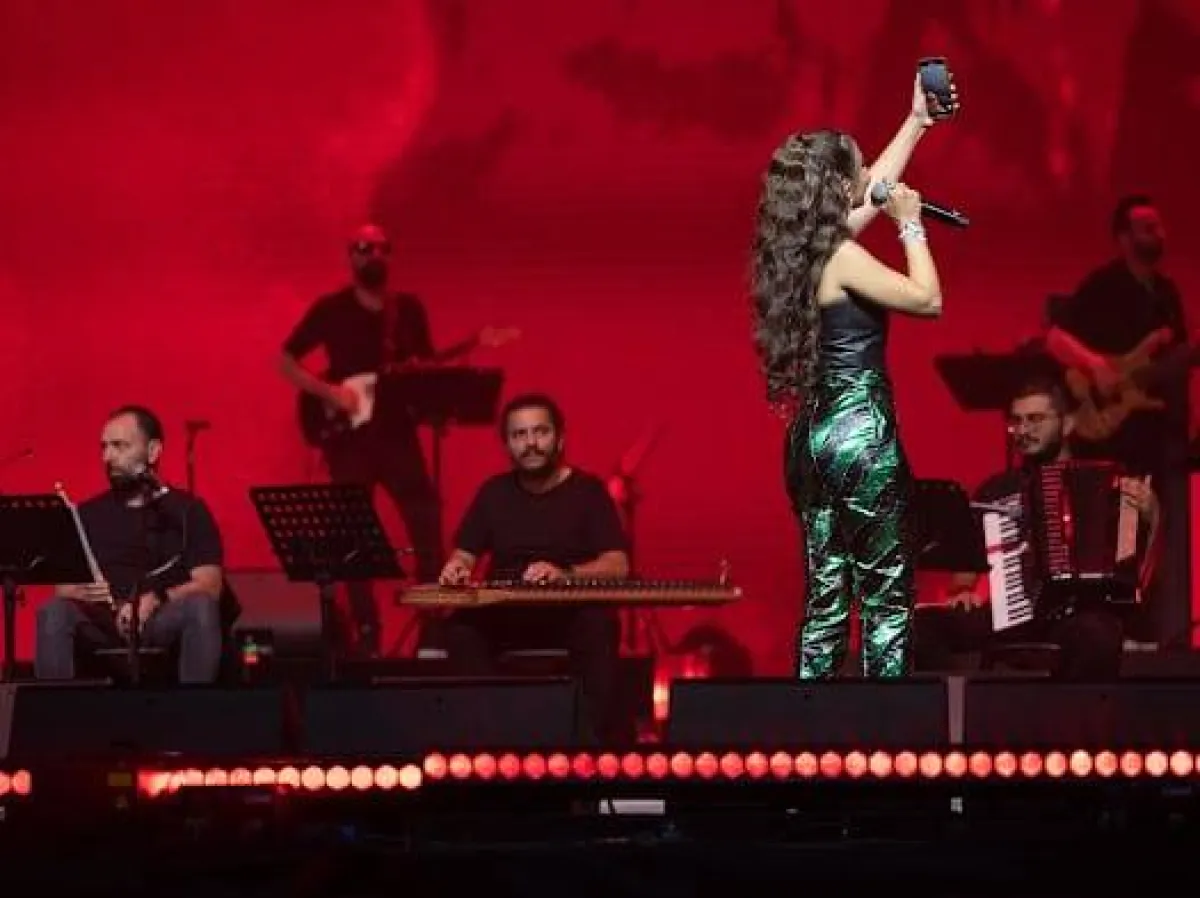 بلقيس تلتقط سيلفي في حفل موسم الجيمرز - الصورة من المسؤول الإعلامي للحفل