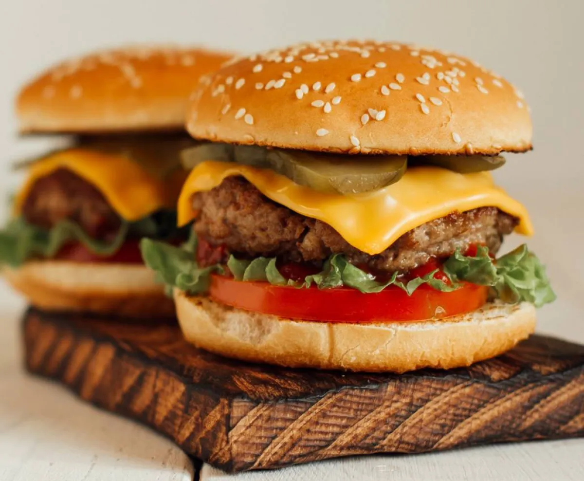 تشتمل أنواع الأطعمة التي تحتوي على نسبة مرتفعة في محتواها من الملح، على الوجبات السريعة 