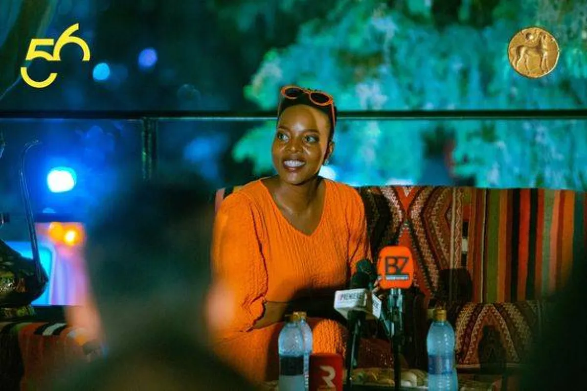 المطربة الجنوب إفريقية أثناء إجابتها على أسئلة الصحافيين-الصورة من موقع المهرجان على الفيسبوك