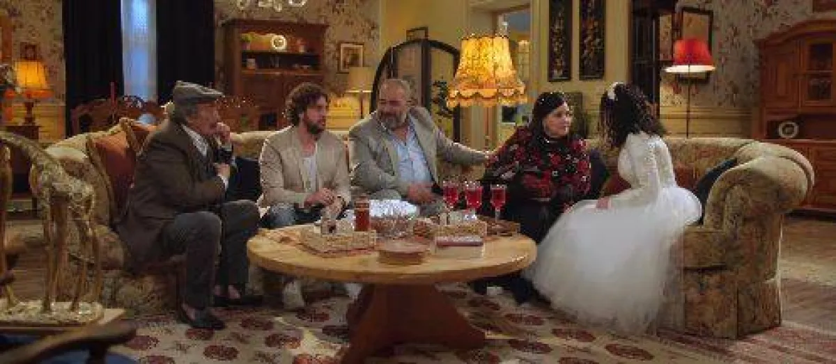 دنيا سمير غانم ودلال عبد العزيز وأبطال فيلم " تسليم أهالي" - لقطة شاشة من صفحة المنتج هشام جمال على فيسبوك