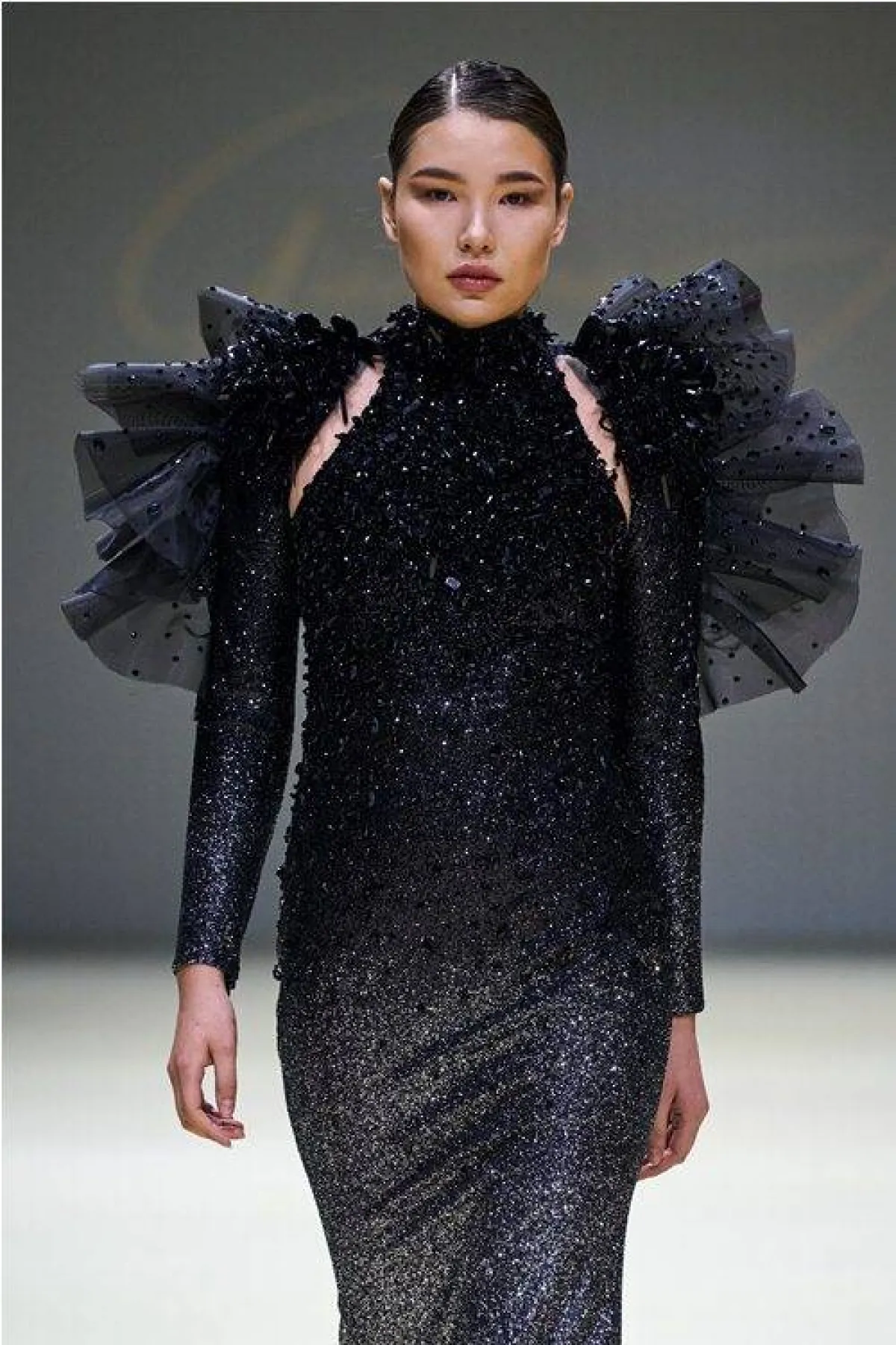 فستان مزيّن بالحبيبات البرّاقة من جيانينا عازار  Giannina Azar