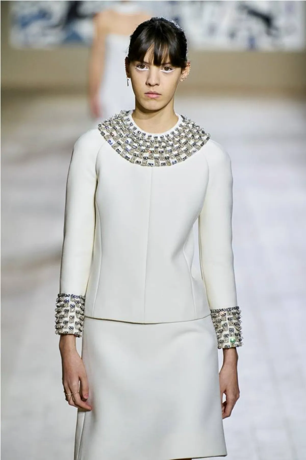 موديلات ملابس مزيّنة بحبيبات براقة من كريستيان ديور  Christian Dior