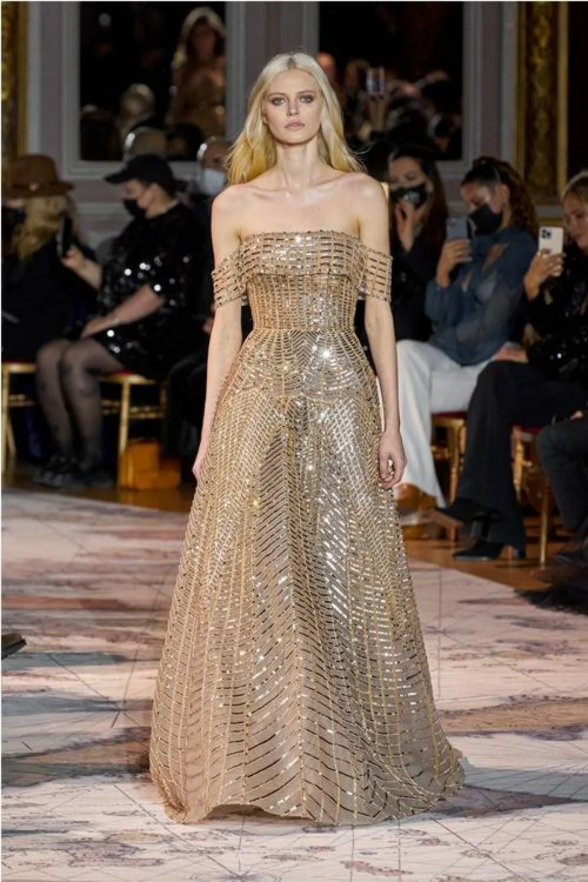 فستان سهرة مزيّن بالحبيبات البرّاقة من زهير مراد  Zuhair Murad