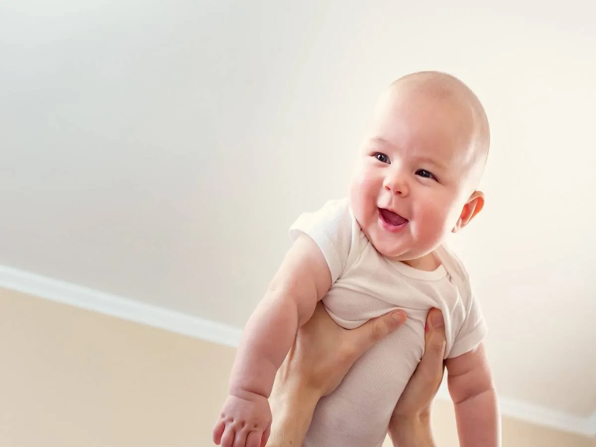 صورة لطفل رضيع يبتسم