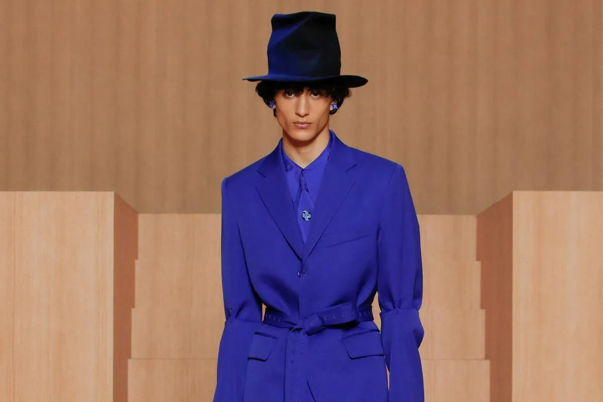 اللون الأزرق الداكن من مجموعة لويس فويتون الرجالية لصيف 2022