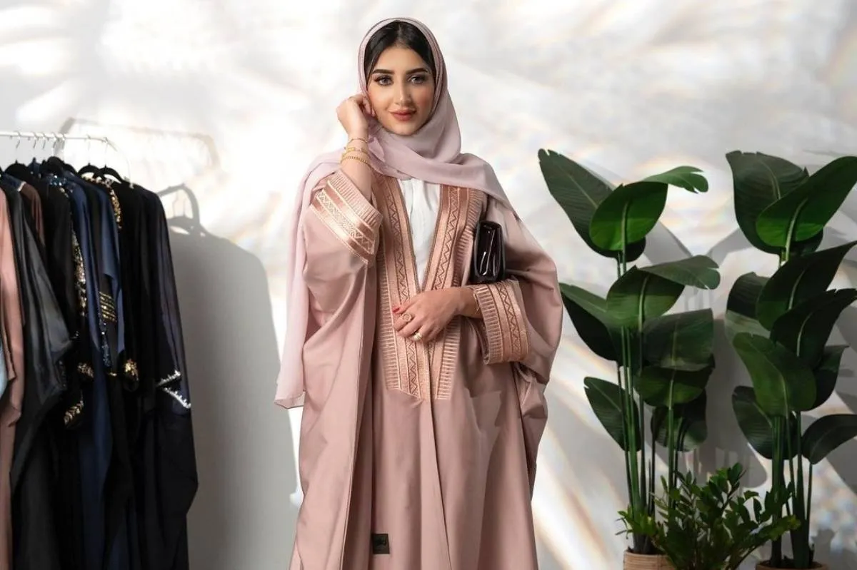 خولة المراغي بعباية بلون ترابي