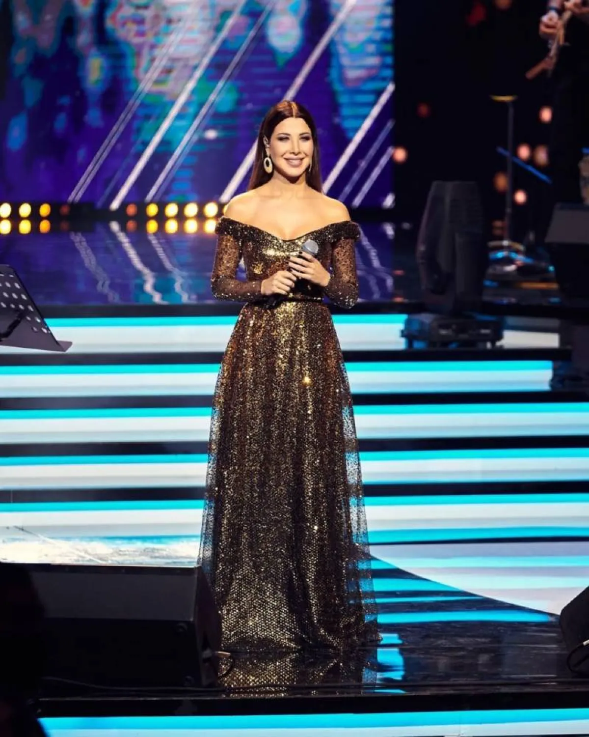 نانسي عجرم بفستان اوف شولدر ذهبي 