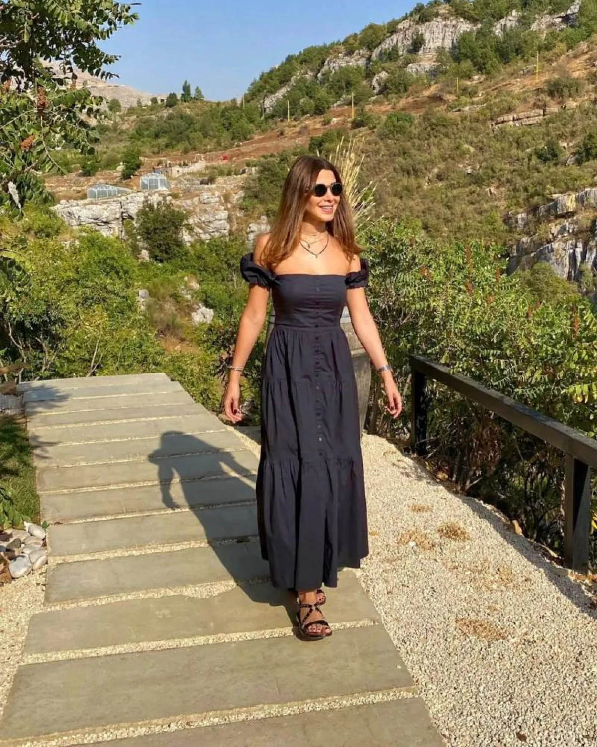 نانسي عجرم بفستان اوف شولدر باللون الأسود 