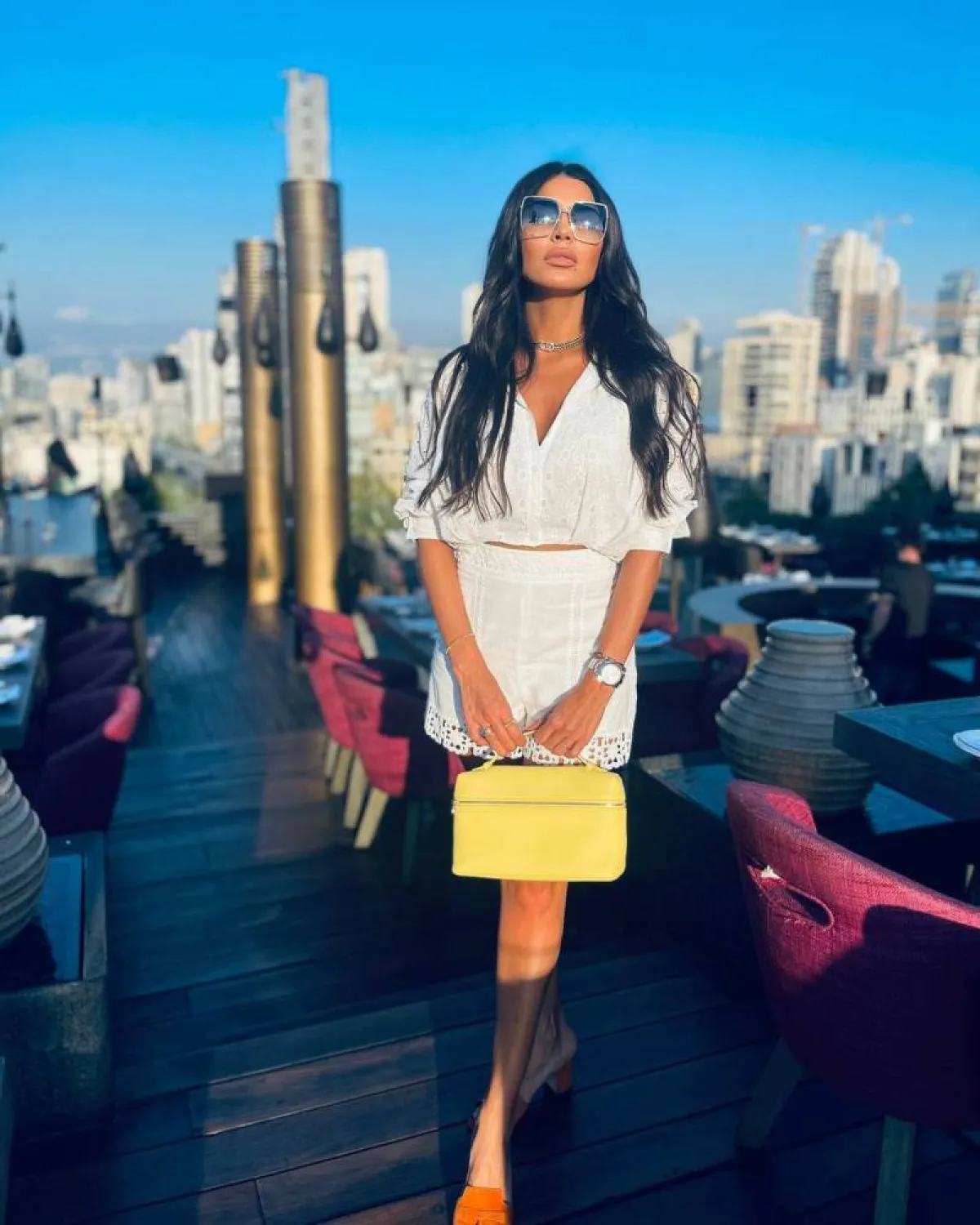 أمل بوشوشة بطقم راقي باللون الأبيض 