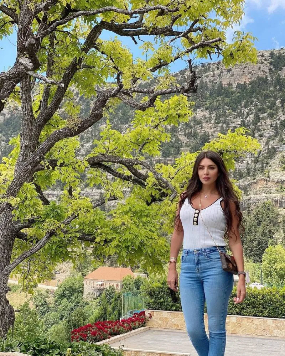 أمل بوشوشة بتيشرت باللون الأبيض 