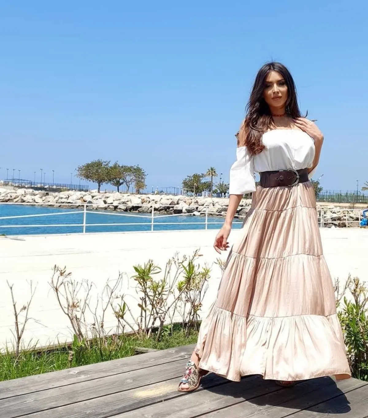 أمل بوشوشة ببلوزة كلاسيكية باللون الأبيض 