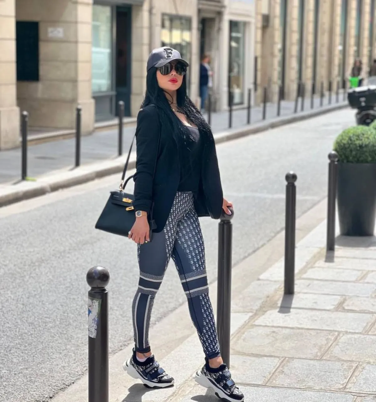 هيفاء وهبي بإطلالة كاجوال أنيقة 