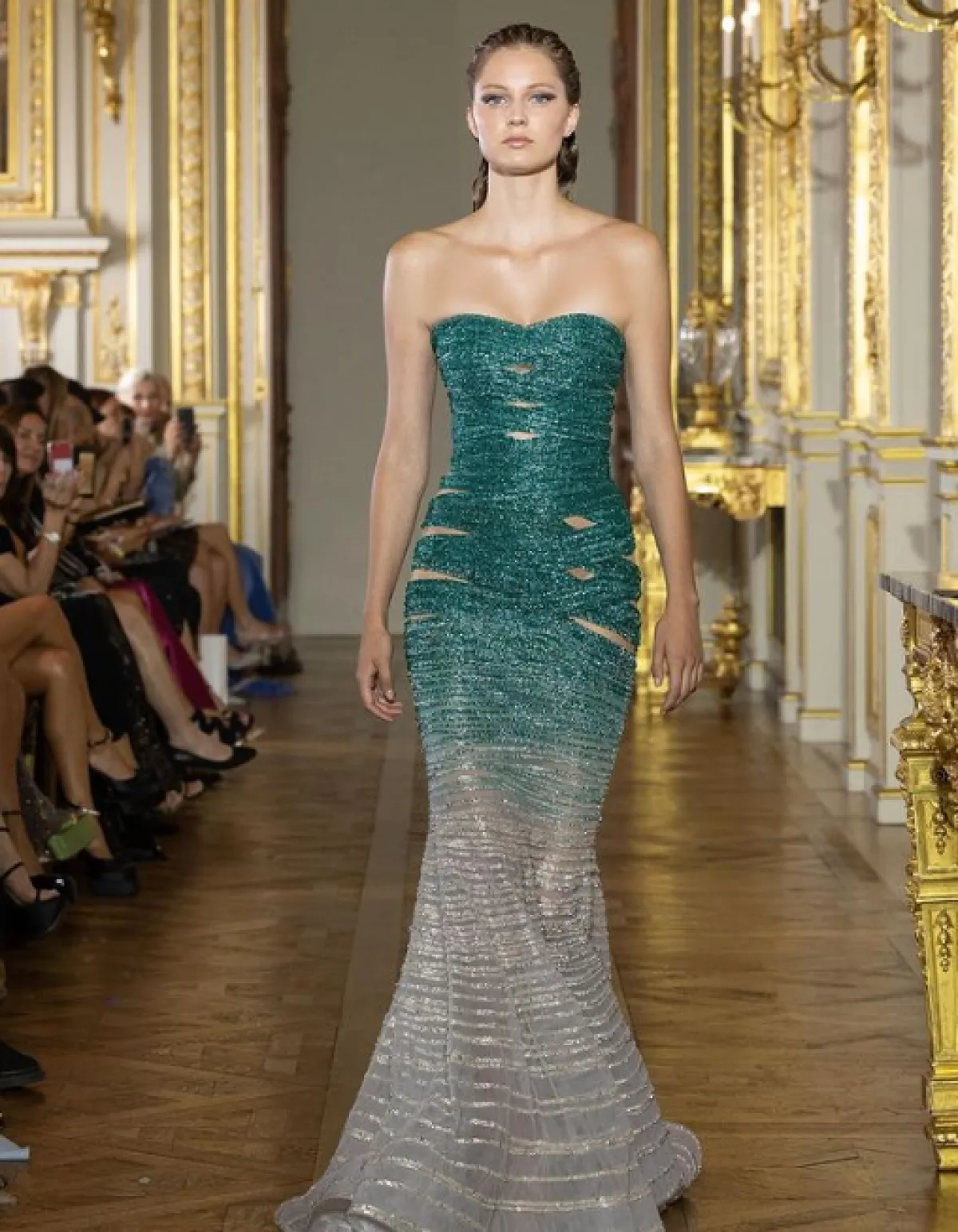 فستان مطرز من طوني ورد