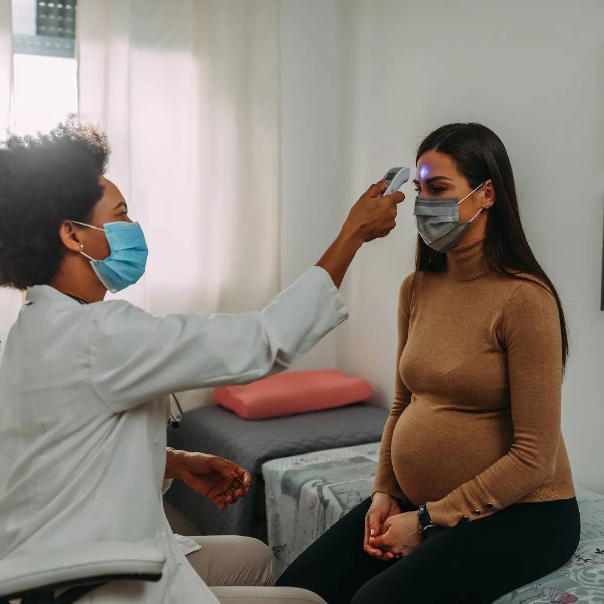 صورة لمريضة حامل والطبيبة