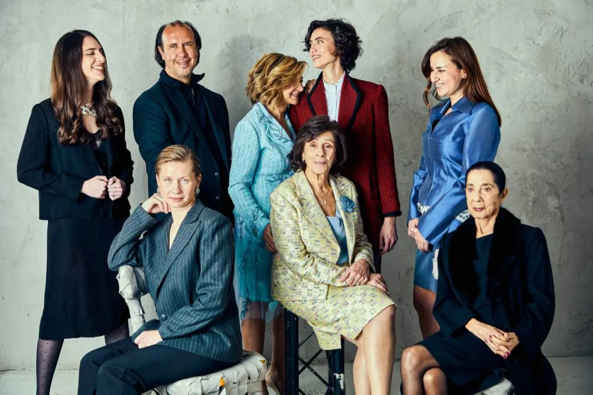 طوني ورد مع طاقمه عمله وعائلته 