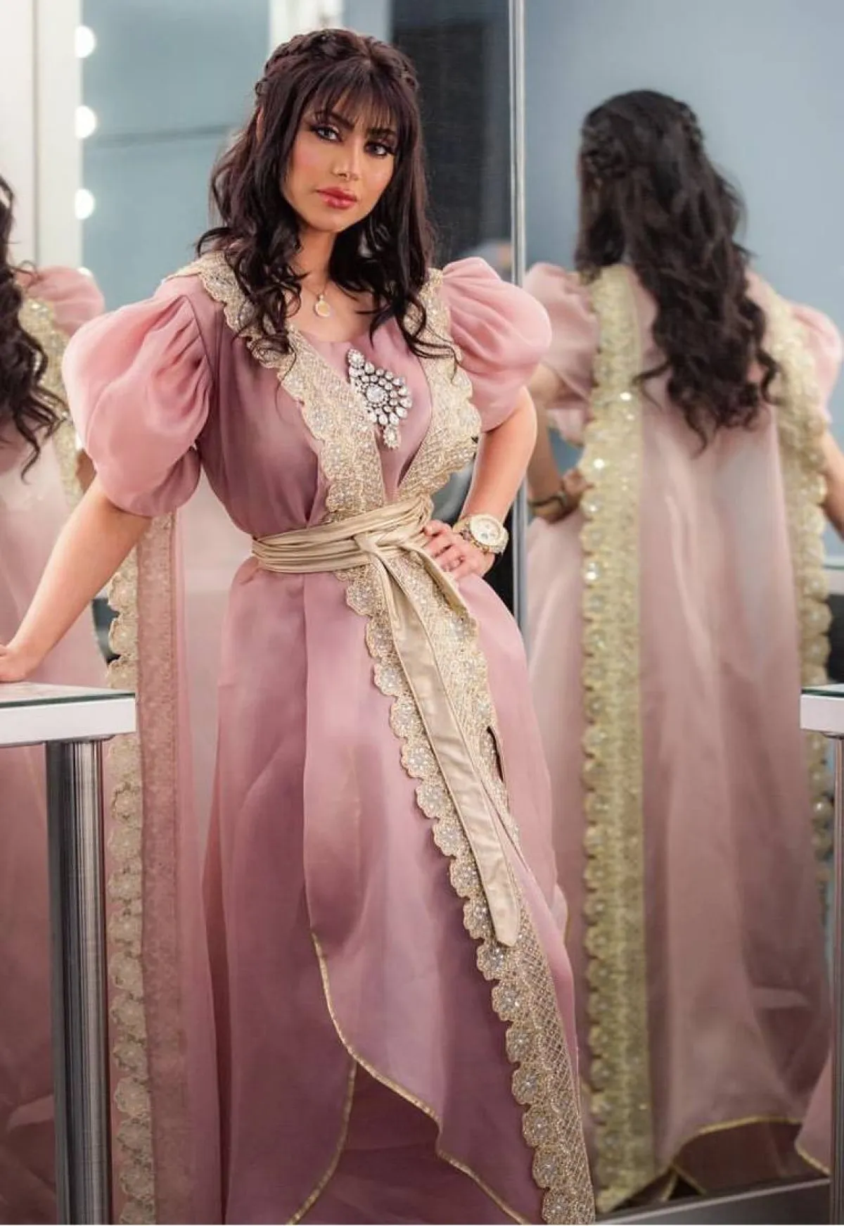 شيلاء سبت بجلابية باكمام منفوخة